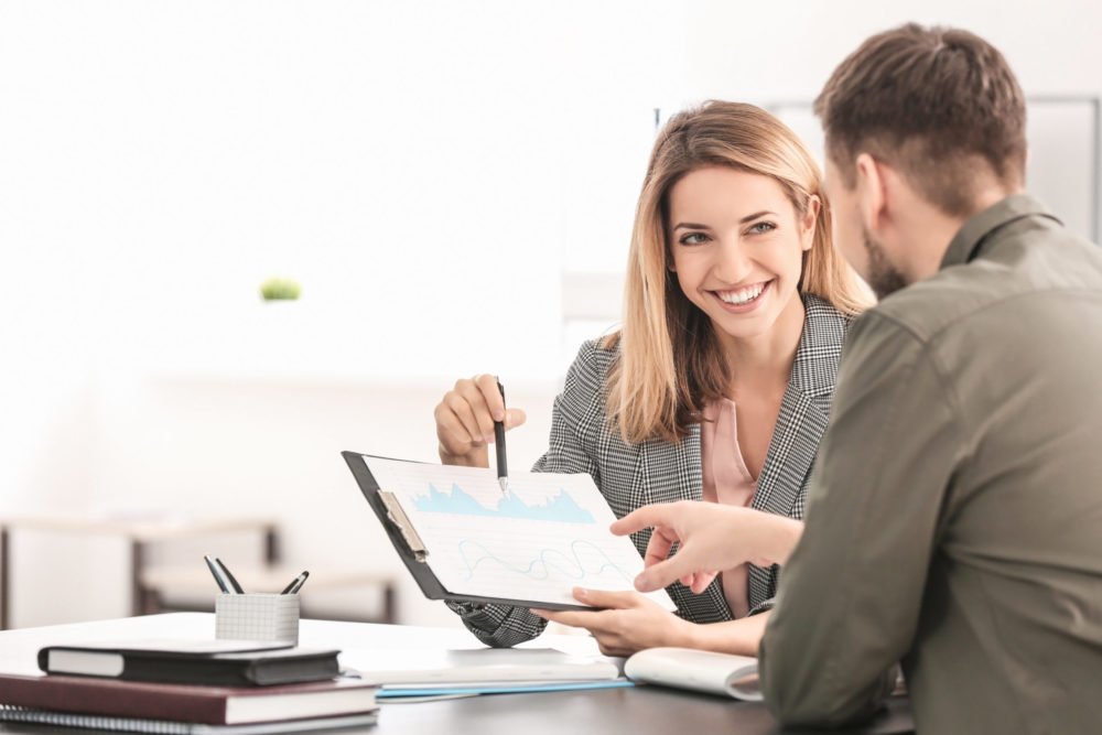 HR-Outsourcing vs. interne Expertise - Wie Personalberatung Ihnen bei der Entscheidung hilft - Evanture