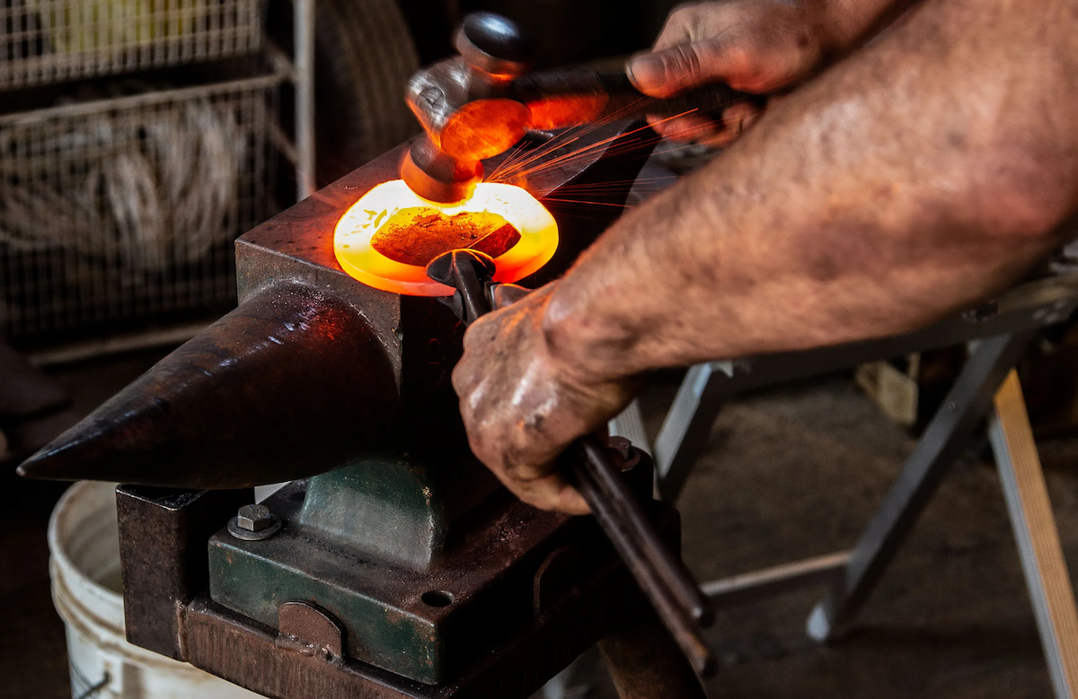 Essential Farrier Equipment: Aluminum vs. Steel Horseshoes | Compare Factory